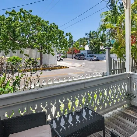 Sea Breeze -Great Location! Villa